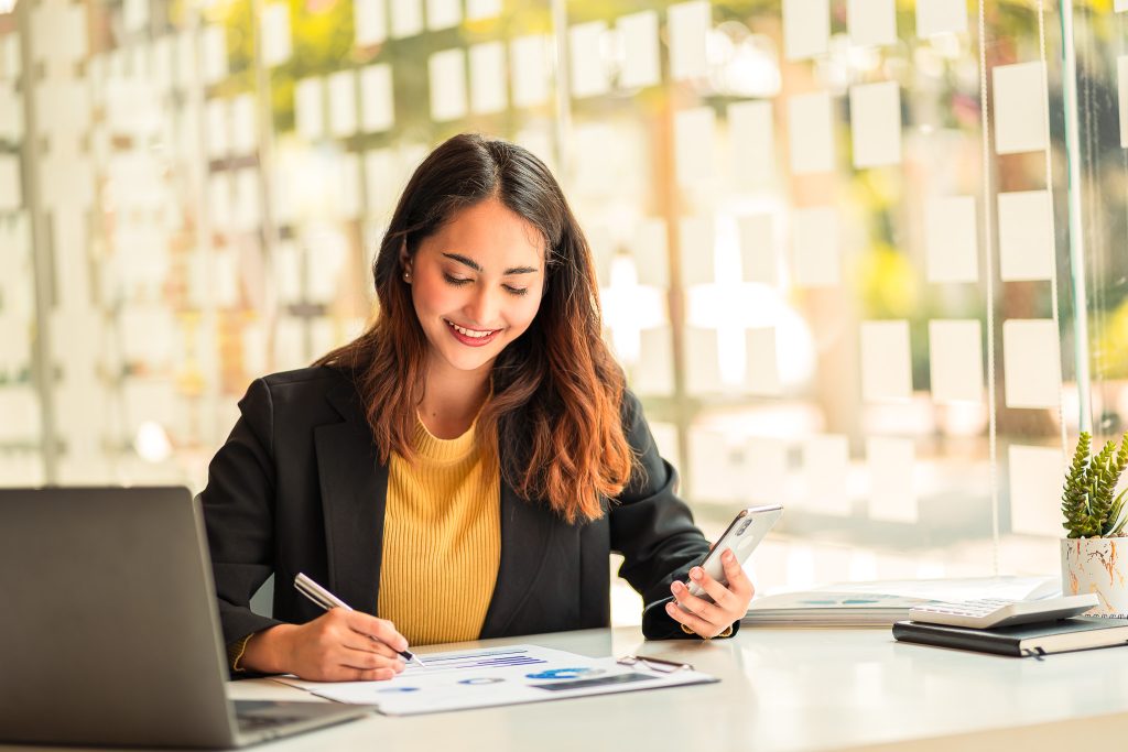 Dame jobber med regnskap, grafer, tall